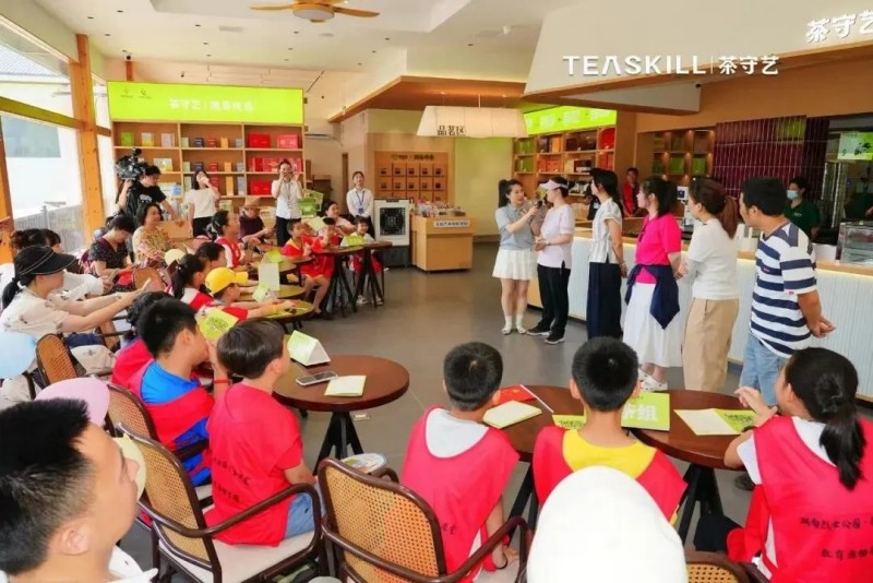 集團茶守藝聯(lián)動湖南烈士公園與湖南博物院帶領小小茶博士們探秘一片葉子的故事